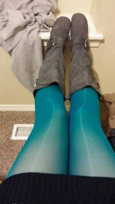 geek-trash:  My new blue tights are pretty cool. 