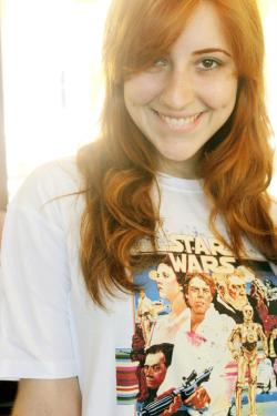nerdybeauties:  Carolina Luchtenberg with a Star Wars T-shirt