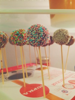 cakestales:  CAKE POPS UGLY PREVIEW  (screaming) They’re beautiful!!!