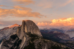 joshuastarlight:  Catching the last light on Half Dome[2048x1365](OC)