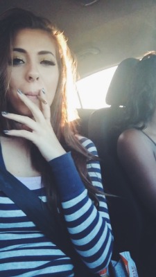 chrissyrippinbongs:  Pass me the green I need some weed with