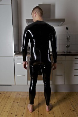 sparkypupdd:  Hot suit 