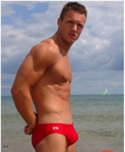 swimteamspeedo:  Nice looking red N2N