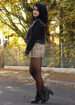 Via Fashion for your legs :https://fashionforyourlegs.blogspot.com/2019/09/pantyhose-inspiration-005-snakeprint.html