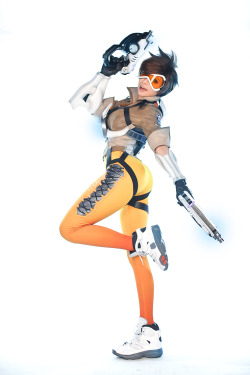 theomeganerd:  Overwatch Tracer Cosplay by Tasha Cosplay  