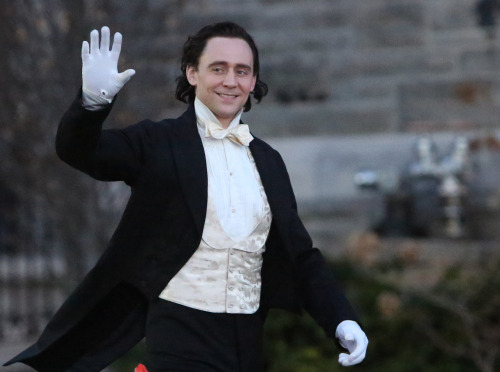 torrilla:  Tom Hiddleston seen filming scenes for Crimson Peak in Toronto on April 23, 2014 [HQ] 