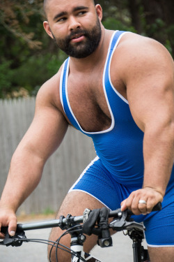 noodlesandbeef:  Riding a bike in a mesh singlet is awesome.