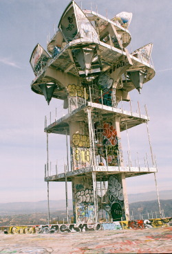 trevni-street-art:  fioto:  The Radio Tower  Me on the bottom