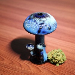 weedporndaily:  Space Schroom Hitter I made a while ago by @kravinglass