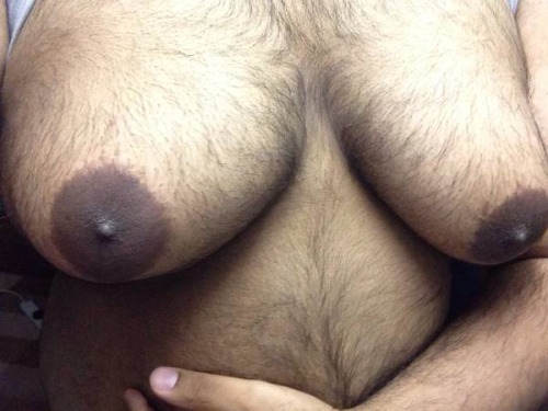 6cubchubbigmeat:  6cubchubbigmeat  Love me some moobs
