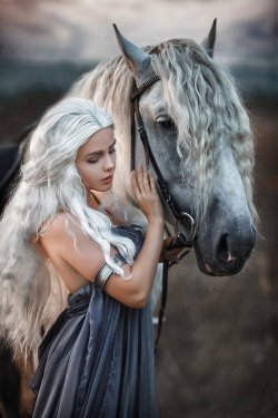 hotcosplaychicks:  Daenerys Targaryen by fenixfatalist More Hot