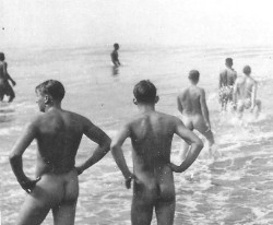 notdbd:These American soldiers were skinny dipping on the Pacific