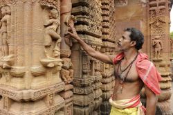 arjuna-vallabha:Priest and temple scultures at Bhubaneswar, Odisha