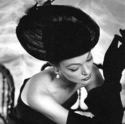 mote-historie:    Ivy Nicholson in   Hubert de Givenchy, Photo