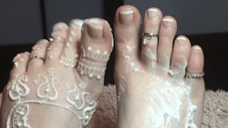 theprettygoodfoot:  Lotion toes ❤️