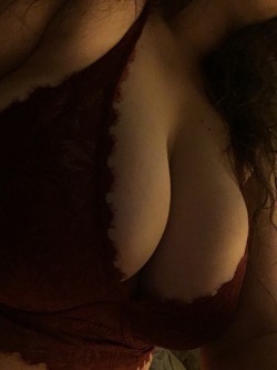 primros-e:  here’s my titties in dramatic lighting 💫