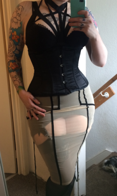 killerkurves:  lisa-hart:  Trying to decide on an outfit for