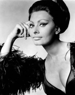 Maszületetthölgy:  Sophia Loren (1934)Még zöldebb a szomszéd