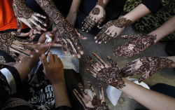 fotojournalismus:  A Pakistani beautician paints the hands of