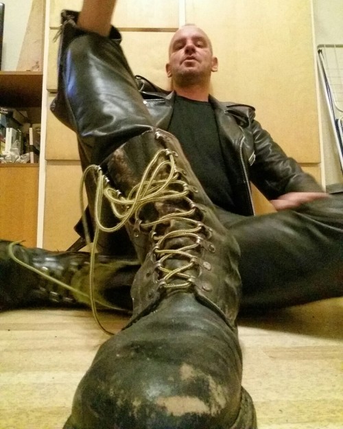 mydirtylifeworld:  Lick my Boots