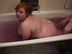 missadorabelle:  Just glorifying obesity in the bathtub in the