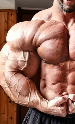 only the freakiest male muscles