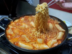 neednotto:  학교 앞 즉석 떡볶이 집에서 친구 셋이랑