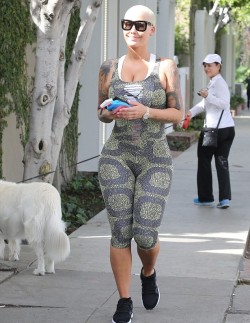 insecure-beautyy:  amberrosedaily:    Amber Rose brought her