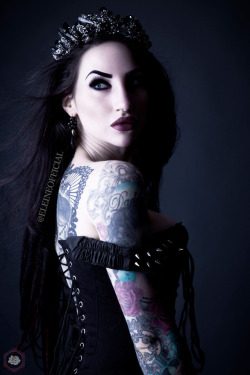 gothicandamazing:  Model: EleinePhoto: GRANN PhotographyCrown/earrings: