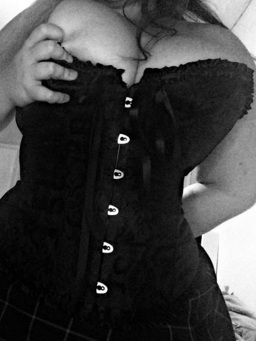 callmebbyx:  do you like my corset 🖤{ ONLYFANS }