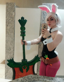 hotcosplaychicks:  Riven coelhinha -League of Legends Cosplay