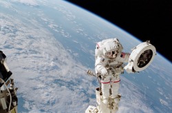 just–space:Franklin Chang-Diaz Performs a Spacewalk on