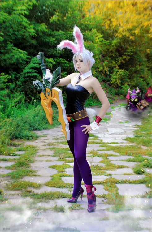 cosplayblog:Riven (Battle Bunny skin) from League of Legends  Cosplayer: Magma Ichios [DA | VK | IN]  Photographer: KeyTaylor [DA | TW | FB | VK]  