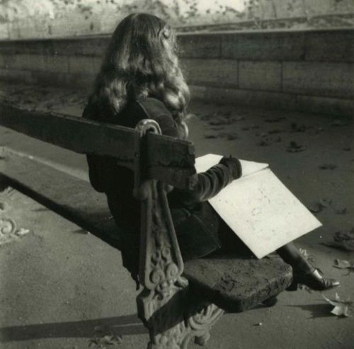 yama-bato:  Edouard Boubat “Lella in Paris” (1950)    https://painted-face.com/