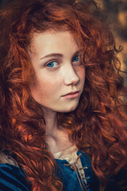 for-redheads:  Beautiful Merida Cosplay photos[1] MikiLavi[2]