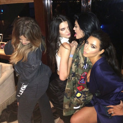 pinkpluffs:  booo-thaanng:  sn0w-fairy:  💖💖  Khloe’s