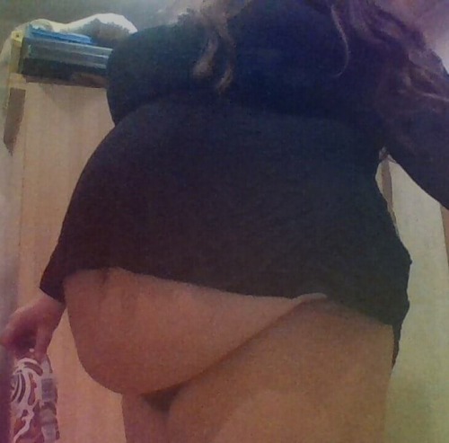 softgirlgotfat:I can’t stop eating…