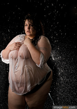 sixgig:  tdevil:  I love this pic so much!   Love the wet t-shirt!