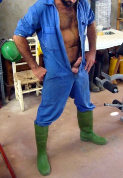 Follow my two hairy men blogs:http://sambrcln.tumblr.comhttp://hairysex.tumblr.com