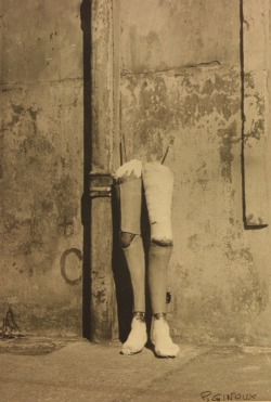  Paul Ginoux (1922-2013) Jambes de mannequins abandonnées dans