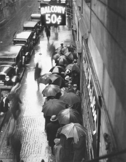 themoonraker:  Irving Browning  Moviegoers Line up for Charlie
