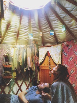 p-i-r-a-d-o:  jah-feel:  Blissing out in my humble yurt with