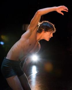 randombeautysls:  Stuttgart Ballet’s Daniel Camargo in Little