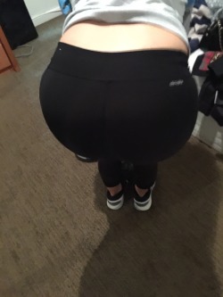 ricardovdick:Yoga pants, entertaining Daddy