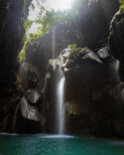 oneshotolive:  A waterfall in a Mexican canyon [OC] [5351x6689]