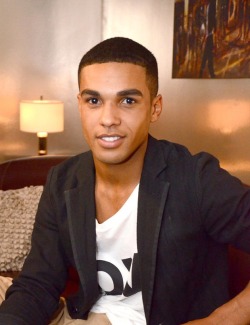 hot-and-gifted:British actor Lucien Laviscount
