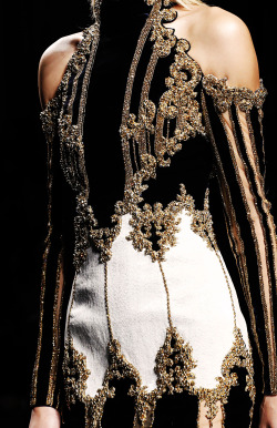 fuckyeahfashioncouture:  Balmain Fall-Winter 2016 PFW 