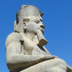 anubis-lon:  Estatua de Ramses II en el templo de Luxor.  #ramses