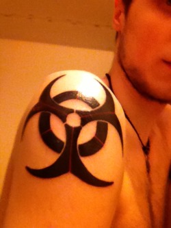 poz-chaser:  mrz619:  a-day-to-not-remember:  Guys, look. My boytoy got a tattoo. :) He’s so cute.   yummmmmm 