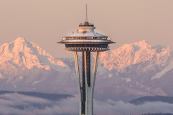 equalmotion:  The Space Needle and the Olympic Mountains 